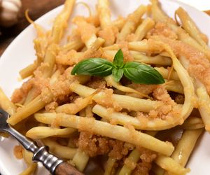 Jak ugotować żółtą fasolkę szparagową? Przepis na fasolkę z masłem i tartą bułką [GALERIA ZDJĘĆ]