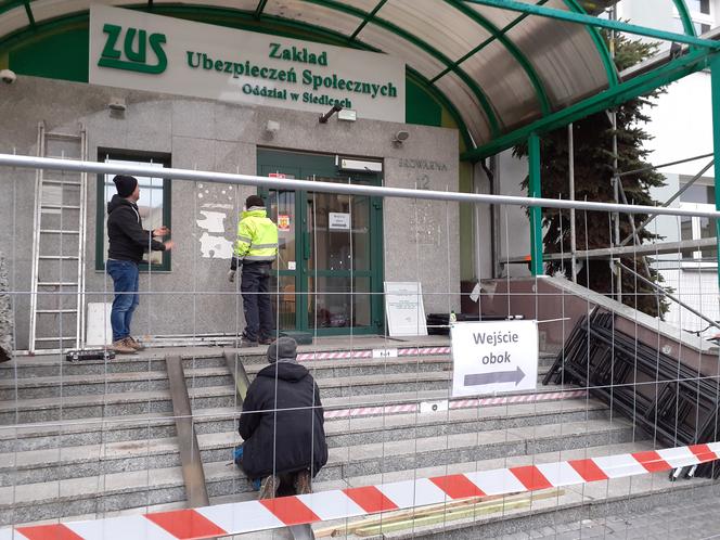 Wejście główne do siedleckiego oddziału ZUS jest obecnie remontowane