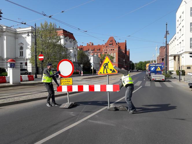 Ruszyły roboty w rejonie placu Rapackiego w Toruniu. Ciężki sprzęt na placu budowy