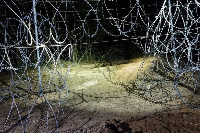 Podlaskie: Niespokojna noc na granicy z Białorusią. Poleciały kamienie i kłody