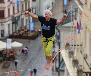   Urban Highline Festival 2023 w Lublinie. Slacklinerzy robią cuda na linach!