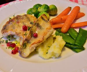 Smażony sandacz z sosem cytrynowym, koperkiem i puree - przepis na obiad