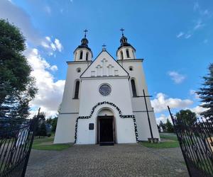 Dom, gdzie ukrywał się Jacek Jaworek, leży 15 metrów od kościoła. Najciemniej zawsze pod latarnią