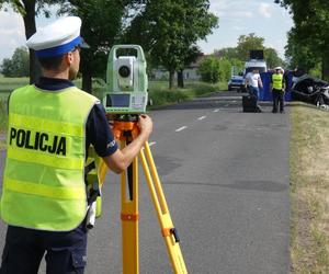 Na prostej zjechał na pobocze i uderzył w drzewo. Z auta zostały szczątki. Kierowca nie przeżył