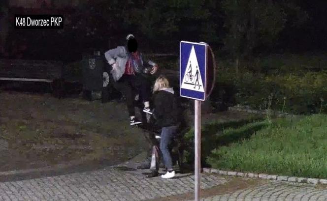 Nocne imprezowanie w Rybniku. Pijana młodzież wspinała się na pomnik, zrywała tulipany i... sikała na budynki [ZDJĘCIA]