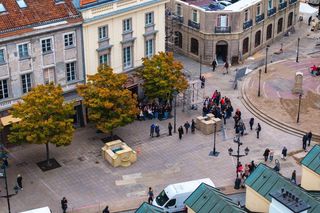 Plan filmowy Lalki odmienił Krakowskie Przedmieście. Zdjęcia robią wrażenie