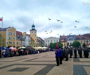 W Rybniku na rynku odbyło się ślubowanie klas mundurowych [ZDJĘCIA]