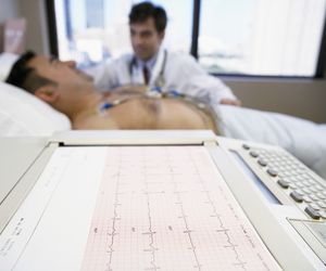 EKG to badanie serca. Na czym polega badanie EKG? Kiedy je wykonać?