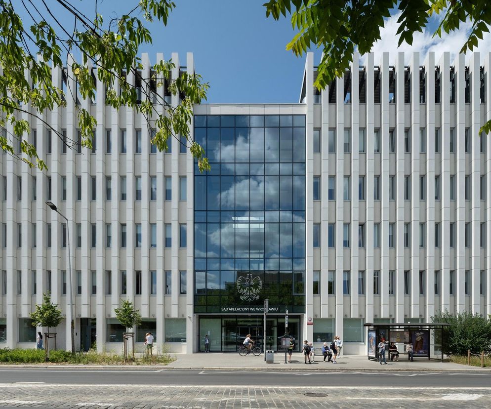 Nowoczesny Budynek Sądu Apelacyjnego we Wrocławiu, zaprojektowany przez Pracownię Architektoniczną Czora & Czora, z monumentalną fasadą wertykalnych podziałów i przeszklonym holem, odzwierciedla powagę instytucji. O jego architekturze można przeczytać na Architektura Murator Plus.