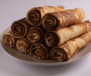 Zacznij dzień słodko. Naleśniki w stylu cynamonowych bułeczek