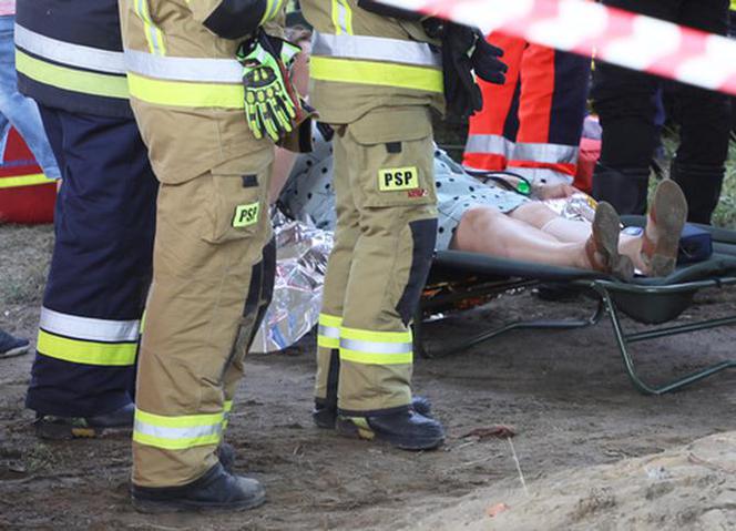 Autobus zawisł na moście Grota