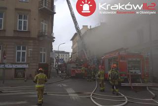 Kraków: Pożar w kamienicy na rogu Rajskiej i Dolnych Młynów. Ewakuacja mieszkańców, dwójka dzieci w szpitalu [ZDJĘCIA]