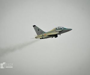 Wzruszający gest pilotów odlatujących z Radomia. Polska flaga na niebie dla „Slaba”