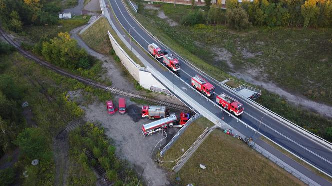 Pożar dzikiego wysypiska śmieci w Dąbrowie Górniczej