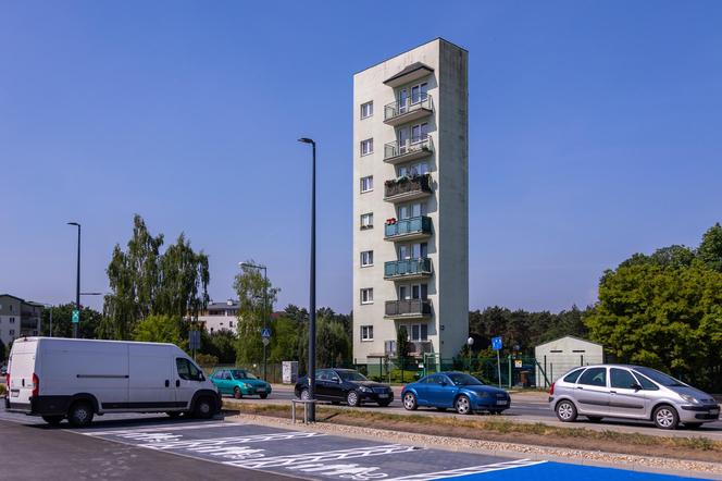 Oto najwęższy blok w Warszawie - zdjęcia budynku z Odkrytej 55C