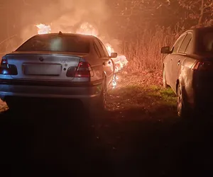 Seria podpaleń samochodów w Zabrzu-Rokitnicy. W nocy spłonęło 12 aut