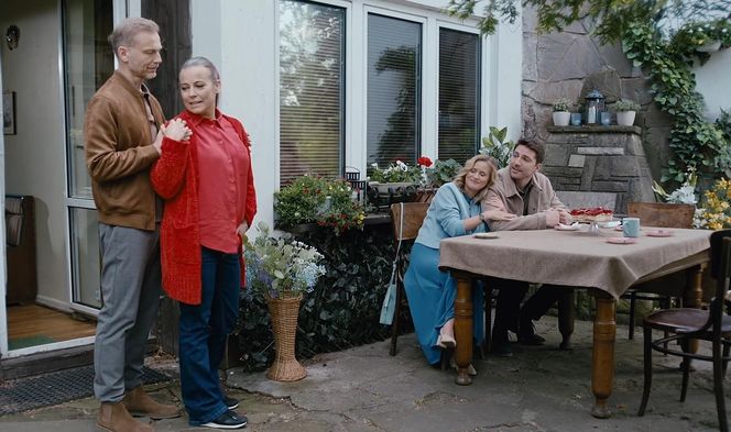 M jak miłość odc. 1881. Dima (Michaił Pszeniczny), Julia (Marta Chodorowska), Magda (Anna Mucha), Andrzej Budzyński (Krystian Wieczorek)