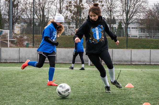 Czy dziewczynki mogą grać w piłkę nożną? Jasne! Zbliża się darmowy trening z Wisłą Płock
