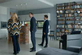 Barwy szczęścia, odcinek 3154: Justin (Jasper Sołtysiewicz), Karolina (Marta Dąbrowska), Bruno (Lesław Żurek) 