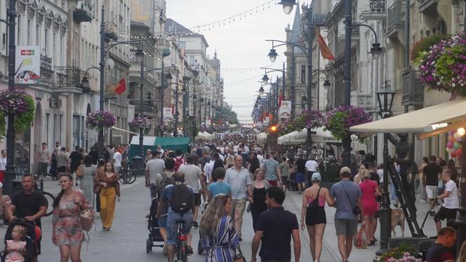 Tłumy na Piotrkowskiej. Zobacz, jak wygląda wizytówka Łodzi podczas urodzin miasta [ZDJĘCIA]