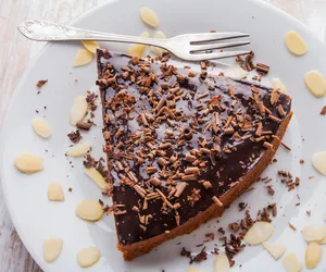 Biszkopt z kremem karmelowo-czekoladowym. Poezja smaku na każdą okazję