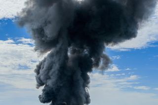 Potężny pożar w Tarnowie. Płonie hurtownia zniczy, na miejscu ponad 25 zastępów straży!