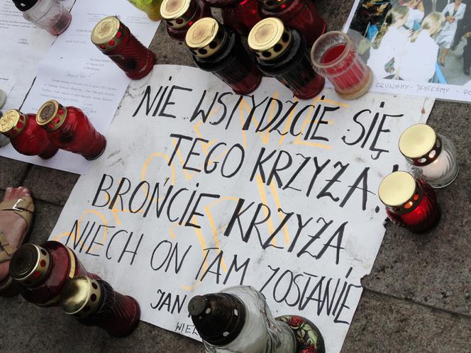 Obrońcy krzyża przed Pałacem Prezydenckim