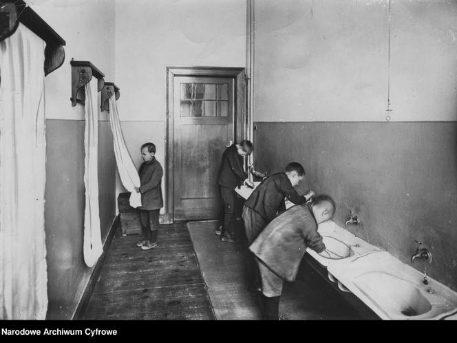 Uczniowie w umywalni szkolnej /1935