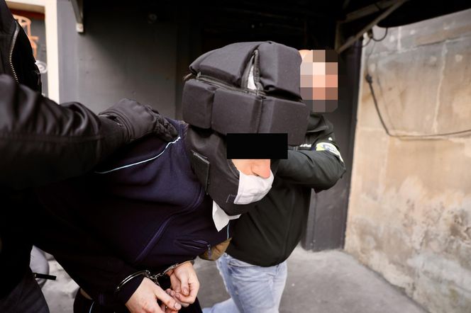 Atak na UW. Doprowadzenie 22-latka do prokuratury