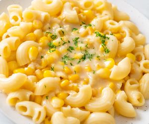 Makaron z kukurydzą w kremowym sosie. Sycące danie bez mięsa