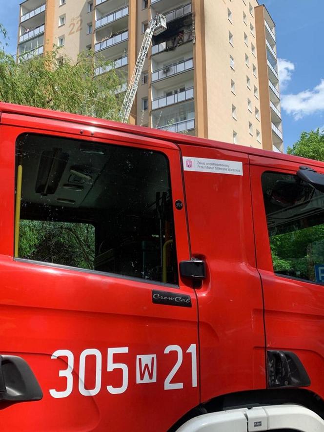 Pożar bloku na Gocławiu. Balkon wieżowca stanął w ogniu