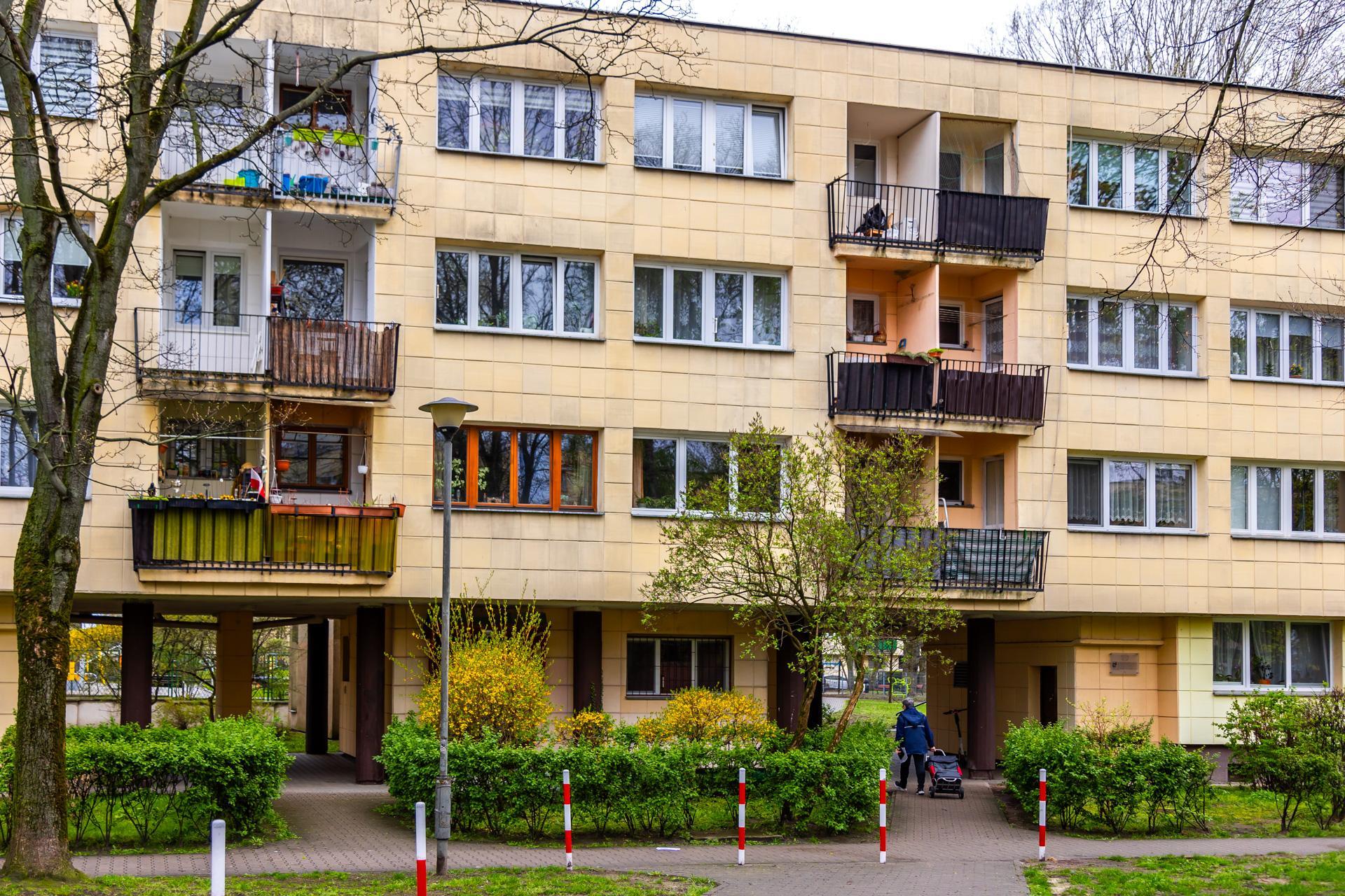 Osiedle WSM Koło II w Warszawie - zdjęcia. Pablo Picasso na ścianie i klatki schodowe typu ser