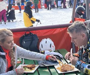 Na nartach podjadała mężowi frytki