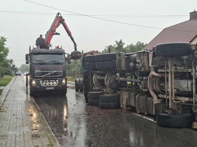 Wypadek w Mircu! Przewróciła się ciężarowka z drewnem, uszkodziła gazociąg