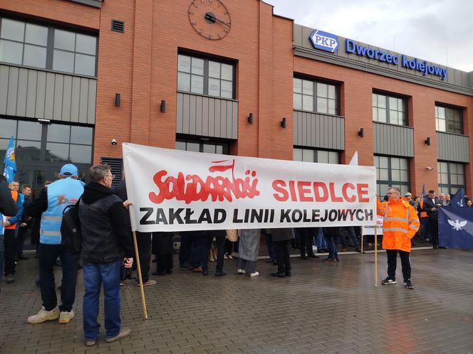 Pracownicy Zakładu Linii Kolejowych pikietowali w Siedlcach! Poparli ich siedleccy radni