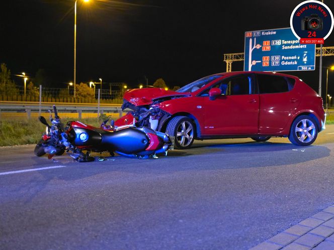Czołowe zderzenie motocyklisty i osobówki. Ranny mężczyzna w szpitalu