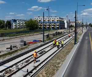 Niedziela i 30-stopniowy upał. Robotnicy w pocie czoła pracują na budowie tramwaju do Wilanowa 