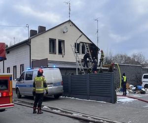 Pożar domu w Pabianicach. Policjanci ewakuowali z płonącego budynku dwie osoby