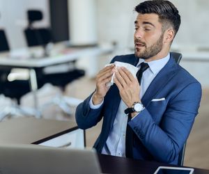 7 chorób przenoszonych drogą kropelkową. Tak zmniejszysz ryzyko zachorowania 