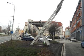 Zdjęcie źle zaparkowanej hulajnogi