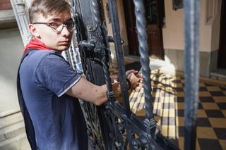 Protest solidarnościowy z Palestyną. Studenci przykuli się do bramy UJ