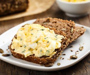 To mój ulubiony przepis na domową pastę jajeczną. Zamiast majonezu dodaję do niej ten produkt 