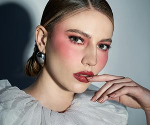 Jesienne trendy w makijażu. Te kolory na ustach i powiekach będą świetnym dopełnieniem ciepłej garderoby