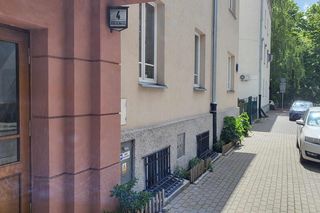 Mieszkanka Mokotowa musi zapłacić karę za posadzenie kwiatów. Kwota powala na kolana! Urząd mówi jasno