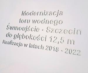 Wyjątkowa ławka stanęła na szczecińskiej Łasztowni. Ma upamiętnić ważną inwestycję