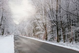 W poniedziałek zmierzymy się z marznącymi opadami i wichurami do 70 km/h. Są też dobre wieści [Prognoza IMGW na 19.12.2022]