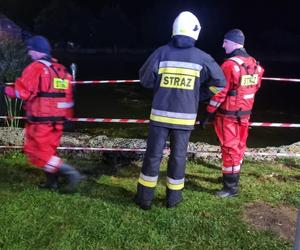 19-latek nie zapanował nad autem i wpadł do stawu! Policja ujawnia szczegóły [ZDJĘCIA]