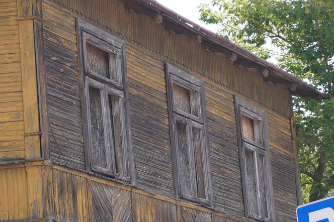 Drewniany zabytkowy dom w centrum Białegostoku. To część "Kwartału Kaczorowskiego" przy ul. Mazowieckiej