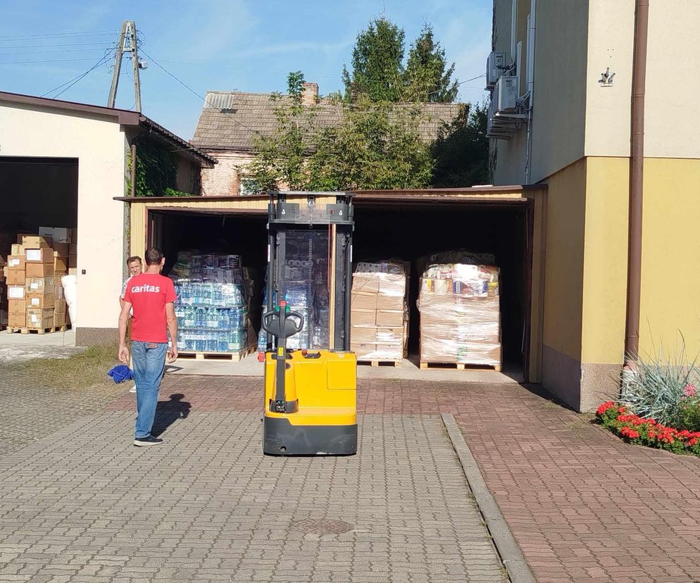 Kolejne transporty darów od radomskiej Caritas dla powodzian. Do organizacji mogą zgłaszać się wolontariusze, którzy chcą pomagać na terenach popowodziowych.