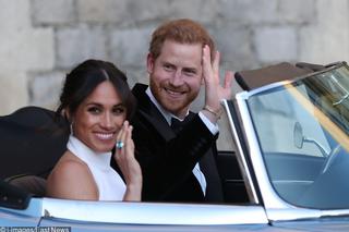 Książę Harry i Meghan Markle pojechali na wesele elektrycznym Jaguarem
